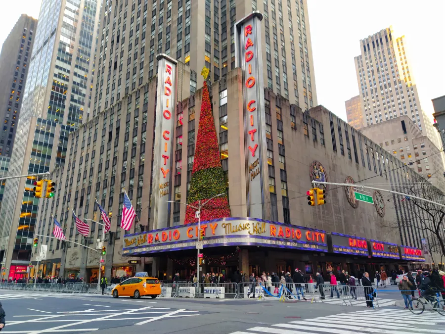 23_nyinvierno El frente del Radio City en Nueva York durante la navidad