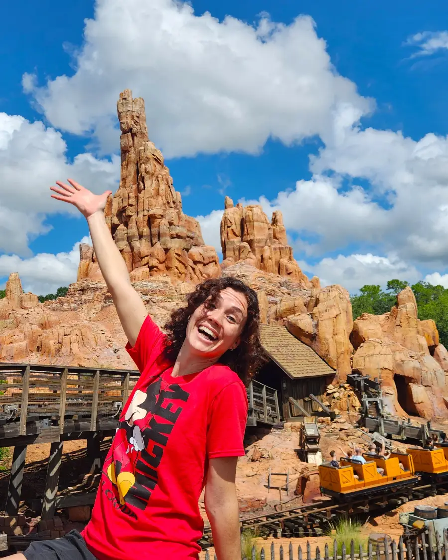 Vico posando frente a Thunder Mountain en Magic Kingdom