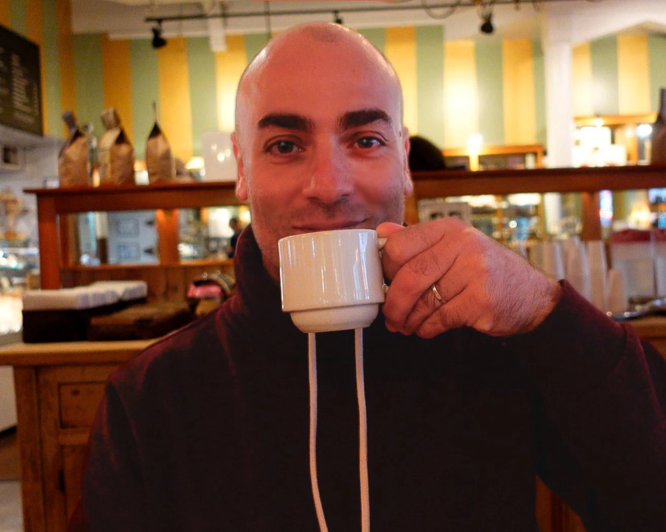 Oli tomando chocolate caliente en LA Burdik en Boston