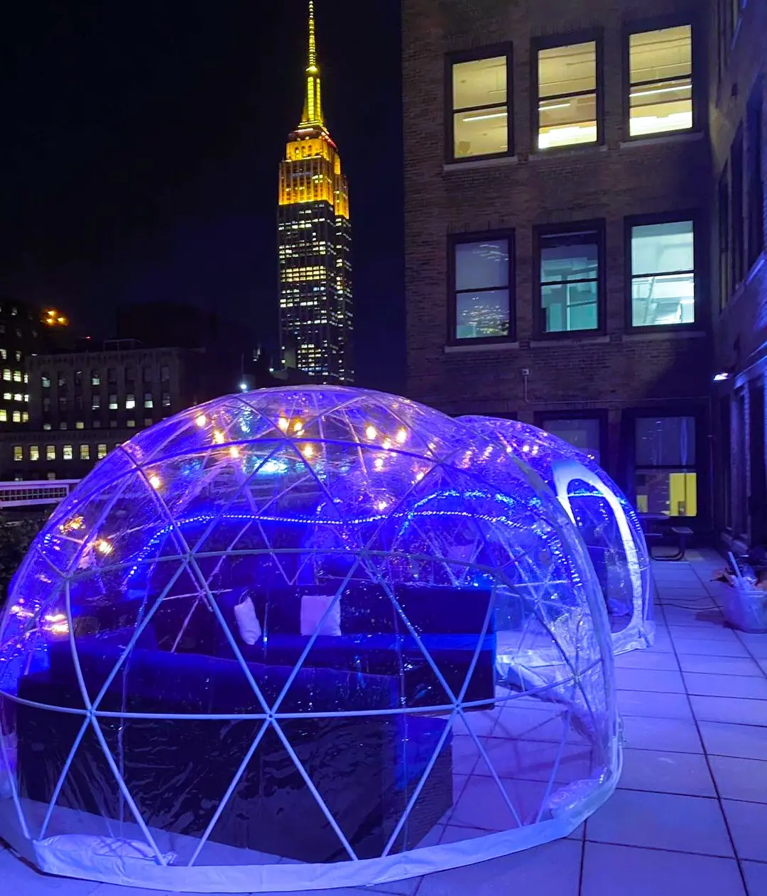 24_nyinvierno Igloo en un rooftop de Nueva York con el Empire State al fondo