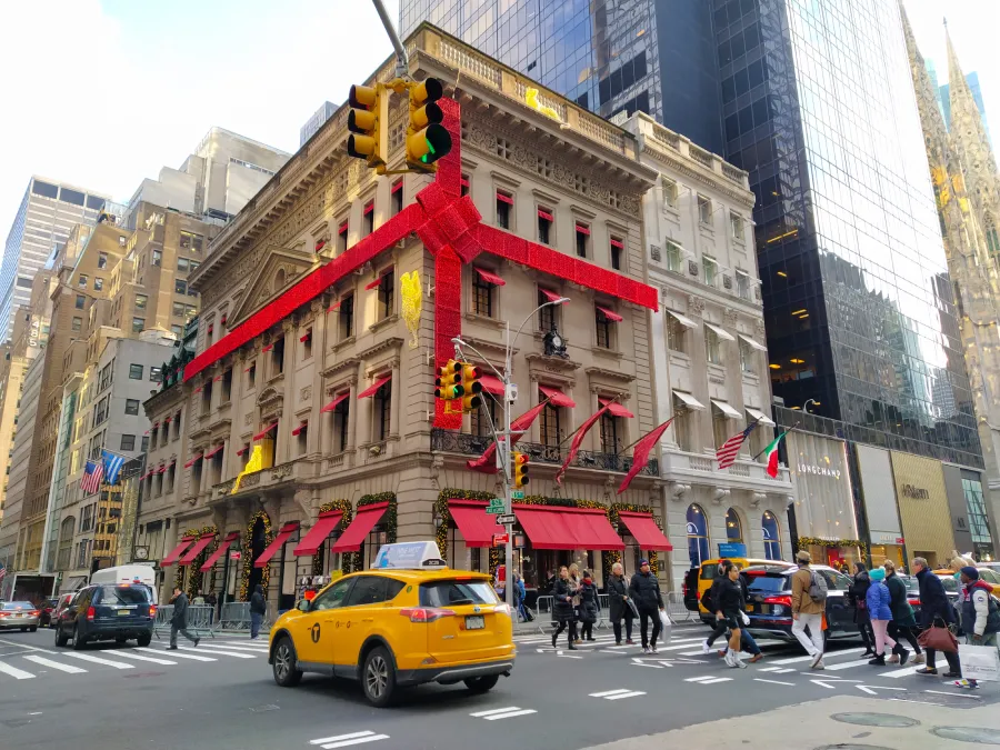 25_nyinvierno Local de Cartier en la 5ta Avenida de Nueva York decorado para navidad