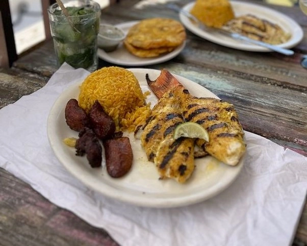 26_comidasmiami Pargo frito con arroz y un vaso de mojito.