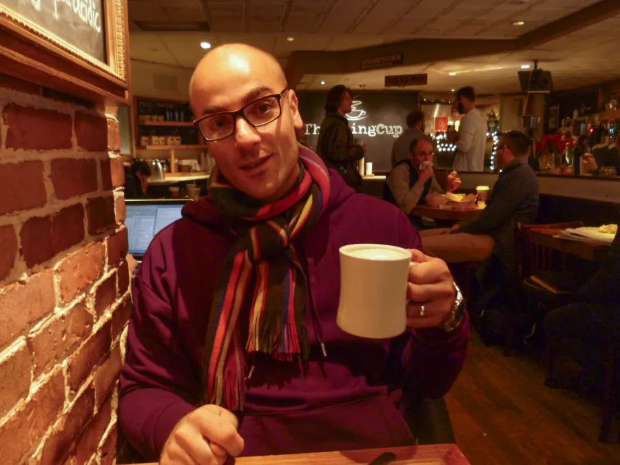 27_nyinvierno Oli tomando un chocolate caliente en Nueva York