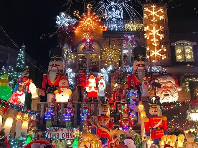 28_nyinvierno Casa de Dyker Heights en Brooklyn decorada para navidad