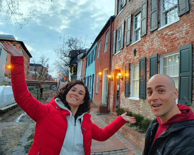 2_10ciudades_washington Vico y Oli en canal de Georgetown al atardecer con casas antiguas de ladrillo rojo al fondo con farolas de gas encendidas