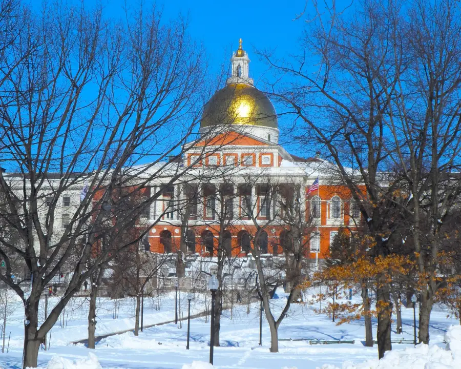 2_boston_invierno State House de Massachusetts en Boston con cielo azul y nevado