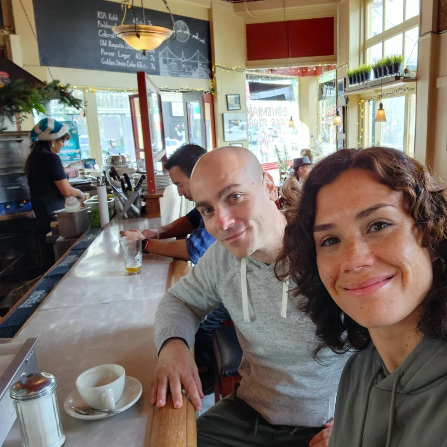 Vico y Oli sentados en la barra de Mario's Bohemian Cigar Store Cafe en San Francisco, una de las más auténticas cafeterías en Estados Unidos