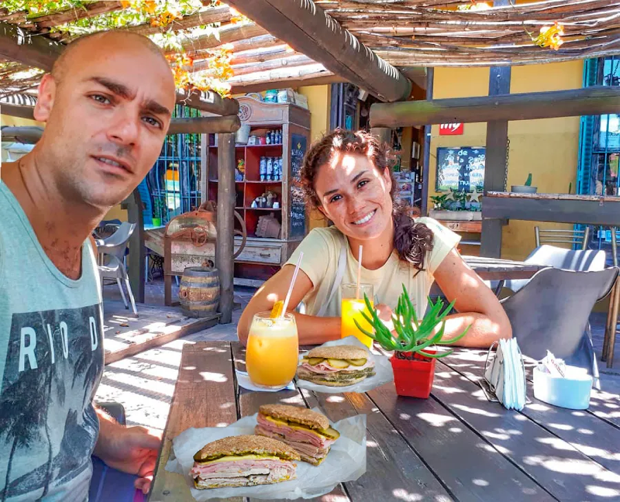 2_comidamiami Vico y Oli comiendo un sanwdich cubano en Miami