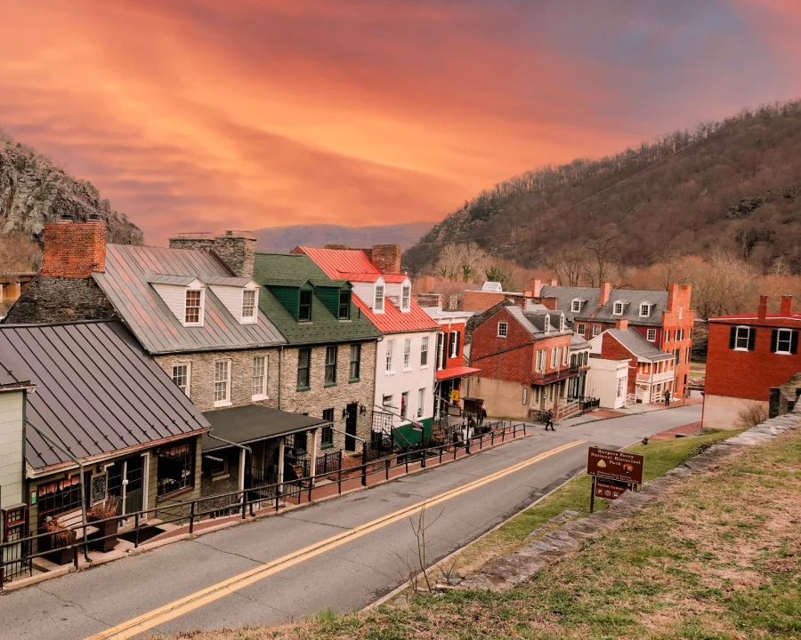 2_harpers_optim Calle rincipal de Harpers Ferry, West Virginia al atardecer