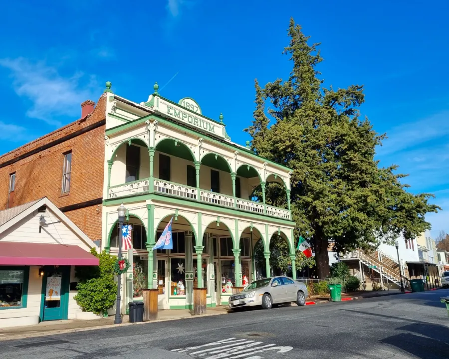 2_jamestown Exterior del edificio del Emporium en la calle principal de Jamestown, California