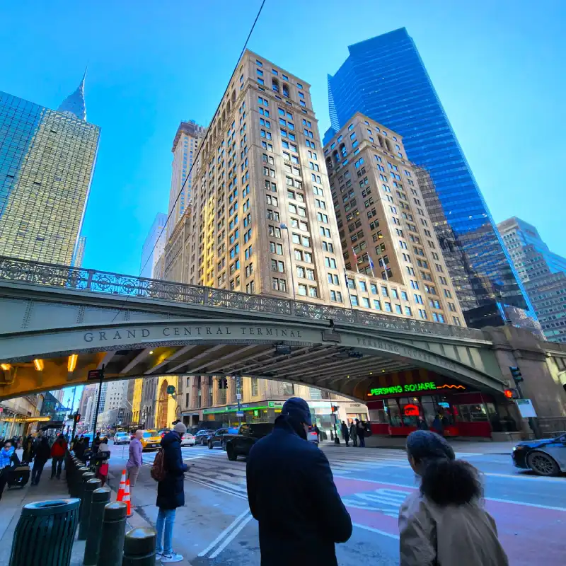 2_manhatan_gratis Parte del skyline de Manhattan desde Grand Central Terminal con el puente de Park Avenue en primer plano y los rascacielos detrás en un día soleado