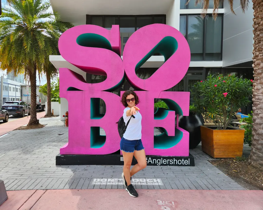 2_miami1dia Vico Frente al cartel de SOBE en Miami Beach