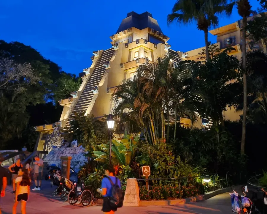 Exterior del pabellón de México en World Showcase con la pirámide Azteca iluminada al anochecer