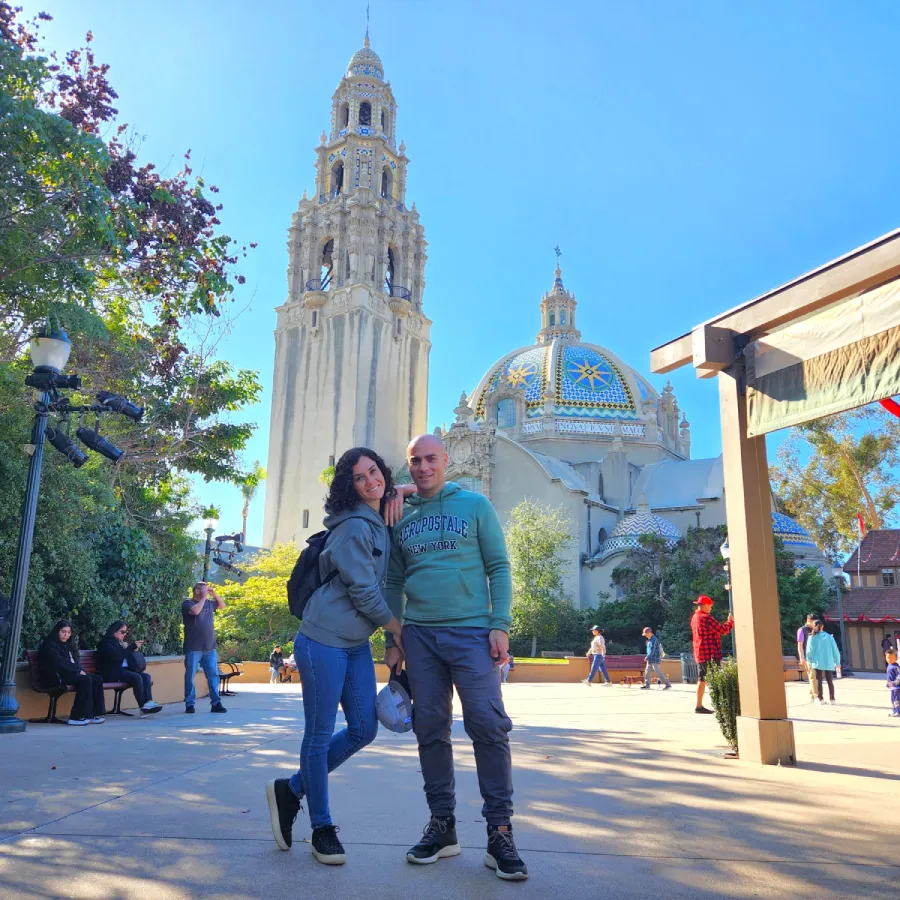 2_parques_sandiego Vico y Oli frente al museo de antropología de San Diego en Balboa park, uno de los mejores Parques en San Diego
