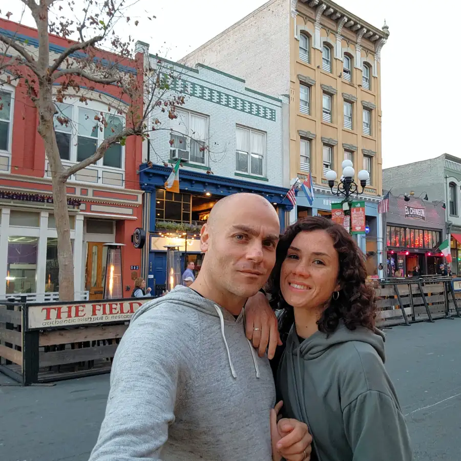 2_pueblos_ny Vico y Oli mirando la cámara con edificios de ladrillo en una Mains Street de un pueblo de Estados Unidos