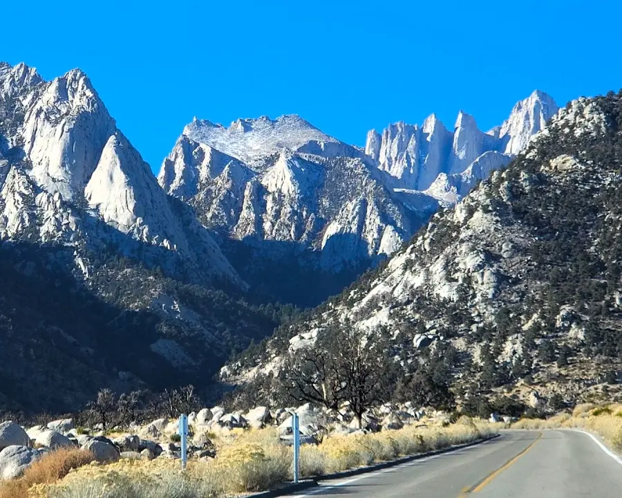Mount Witney California desde la ruta 395 un día soleado con el cielo azul