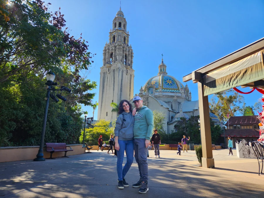 Vico y Oli en el Parque Balboa de San Diego un día de Sol