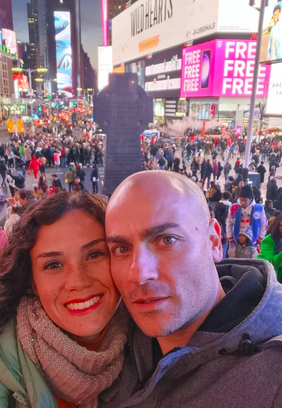 Vico y Oli en Times Square New York con las pantallas iluminadas al fondo