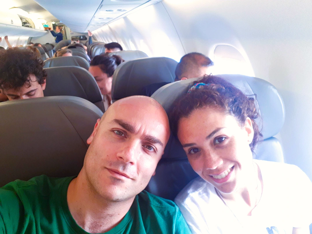 3.1_avión_seguros Vico y Oli en un avión