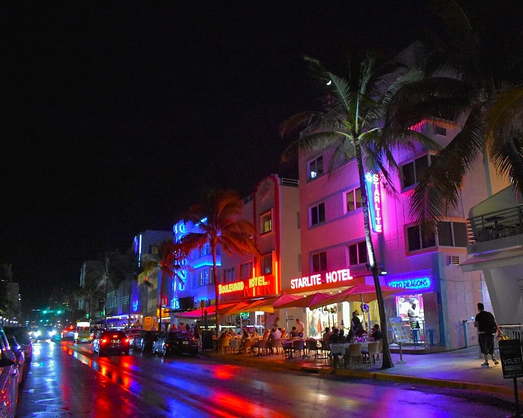 Edificios iluminados de Ocean Drive, Miami Beach por la noche