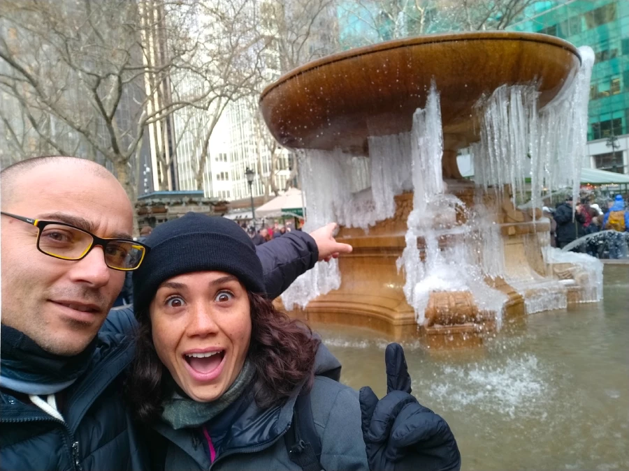 3_nyinvierno Vico y Oli junto a la fuente congelada del Bryant Park en Nueva York