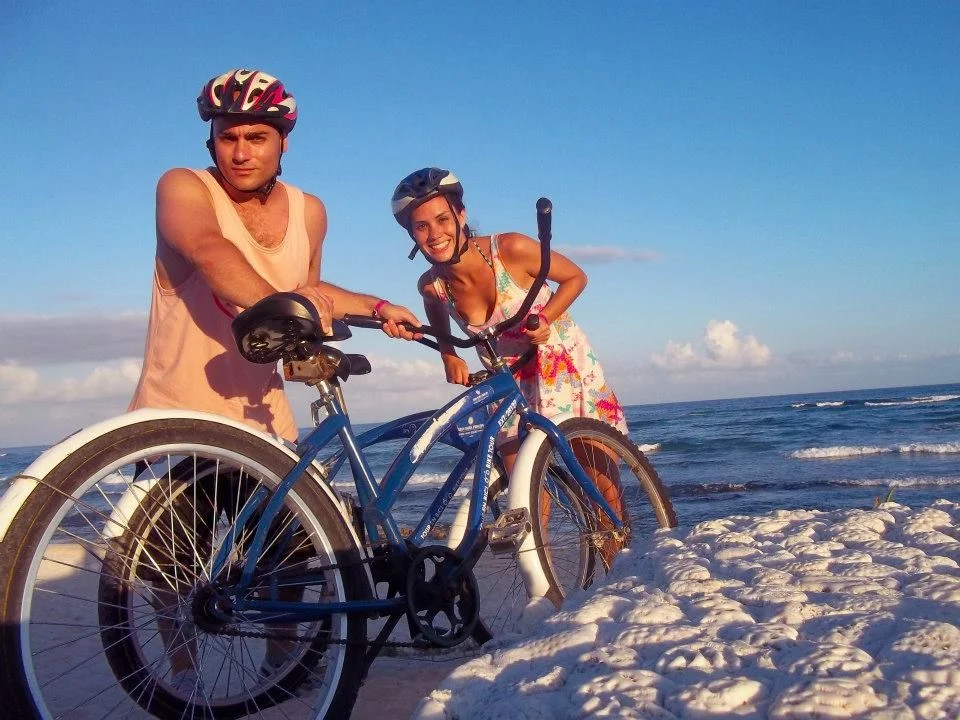 Vico y Oli en bicicleta en una playa de Florida