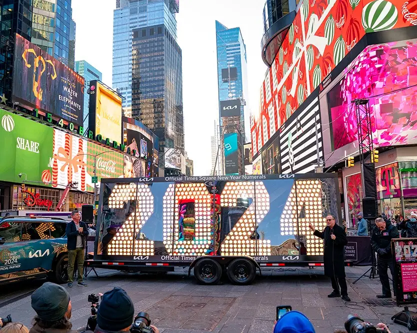 4_anonuevonewyork Cartel luminoso 2024 en Times Square antes de ser colocado oficialmente para las celebraciones de Año Nuevo en New York