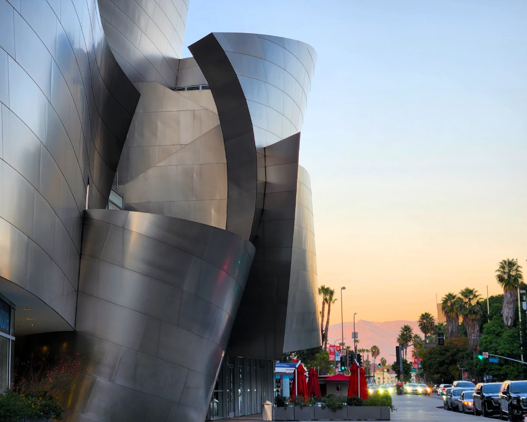 4_downtown_los_angeles Parte del Walt Disney Concert Hall de los Ángeles con las montañas y palmeras al fondo