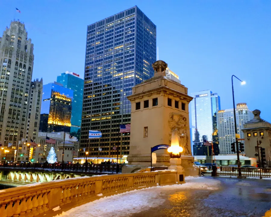 4_lunademiel Puente sobre el río Chicago, en Chicago, por la noche iluminado por los rascacielos de la ciudad en un anochecer de invierno. Uno de los mejores lugares para ir de luna de miel en Estados Unidos