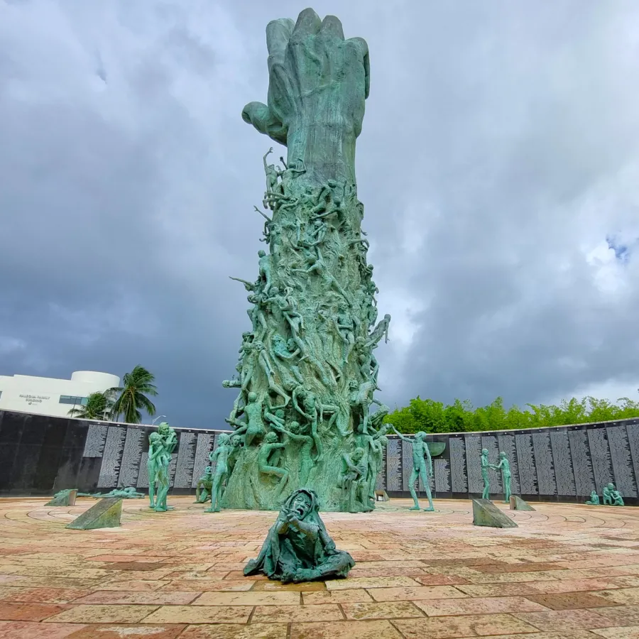 4_miami_gratis2 Monumento al Holocausto en Miami Beach con un brazo de bronce esculpido alzándose al cielo