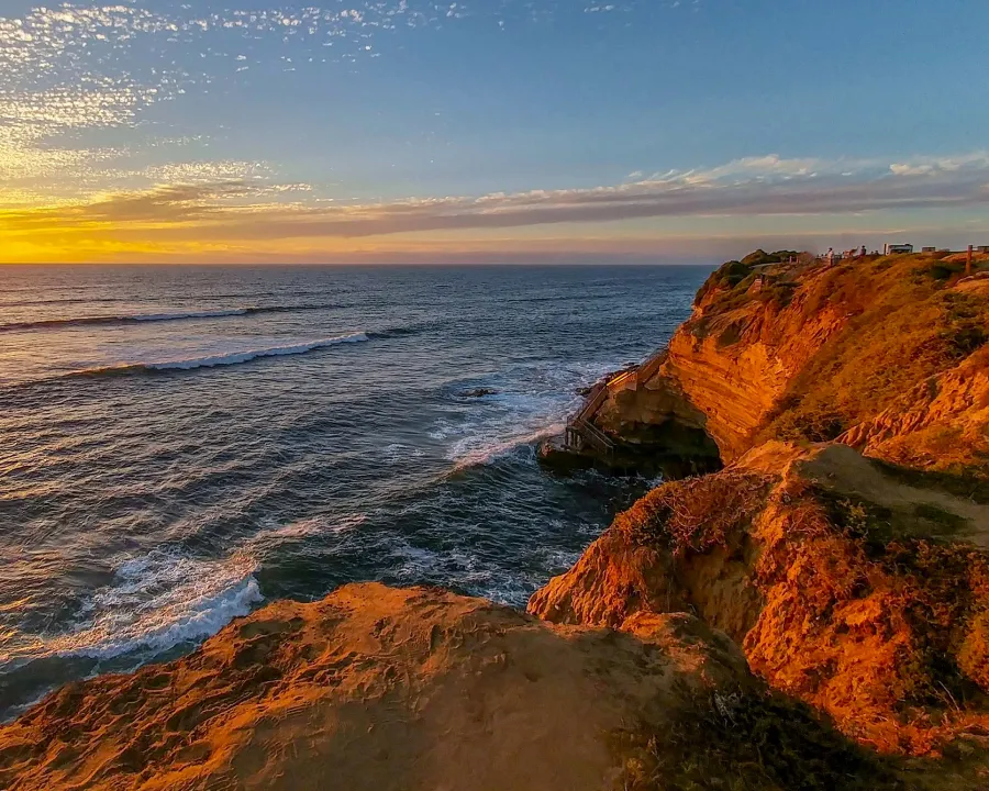 5_ Sunset Cliffs Paisaje de acantilados y el océano pacífico al atardecer en Sunset Cliffs, San Diego