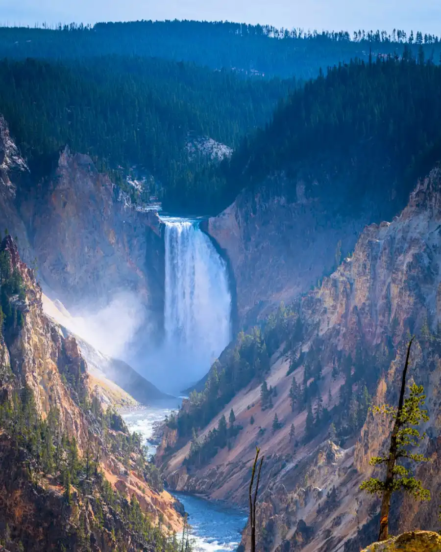 5_lunademiel_yellowstone Imponente paisaje de Yellowstone entre montañas, un río en el medio y una cascada al fondo