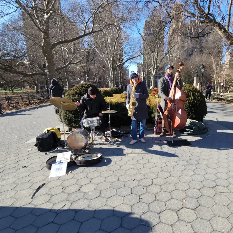 5_manhatan_gratis Orquesta callejera de jazz tocando en Washington Square