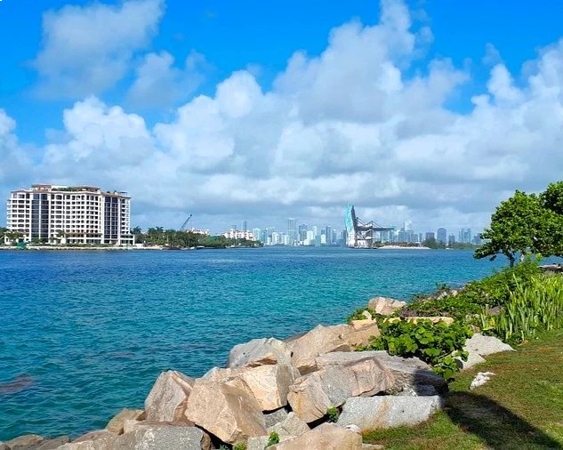 5_miami_gratis_2 Vista de Miami Beach desde South Point Park en un día soleado