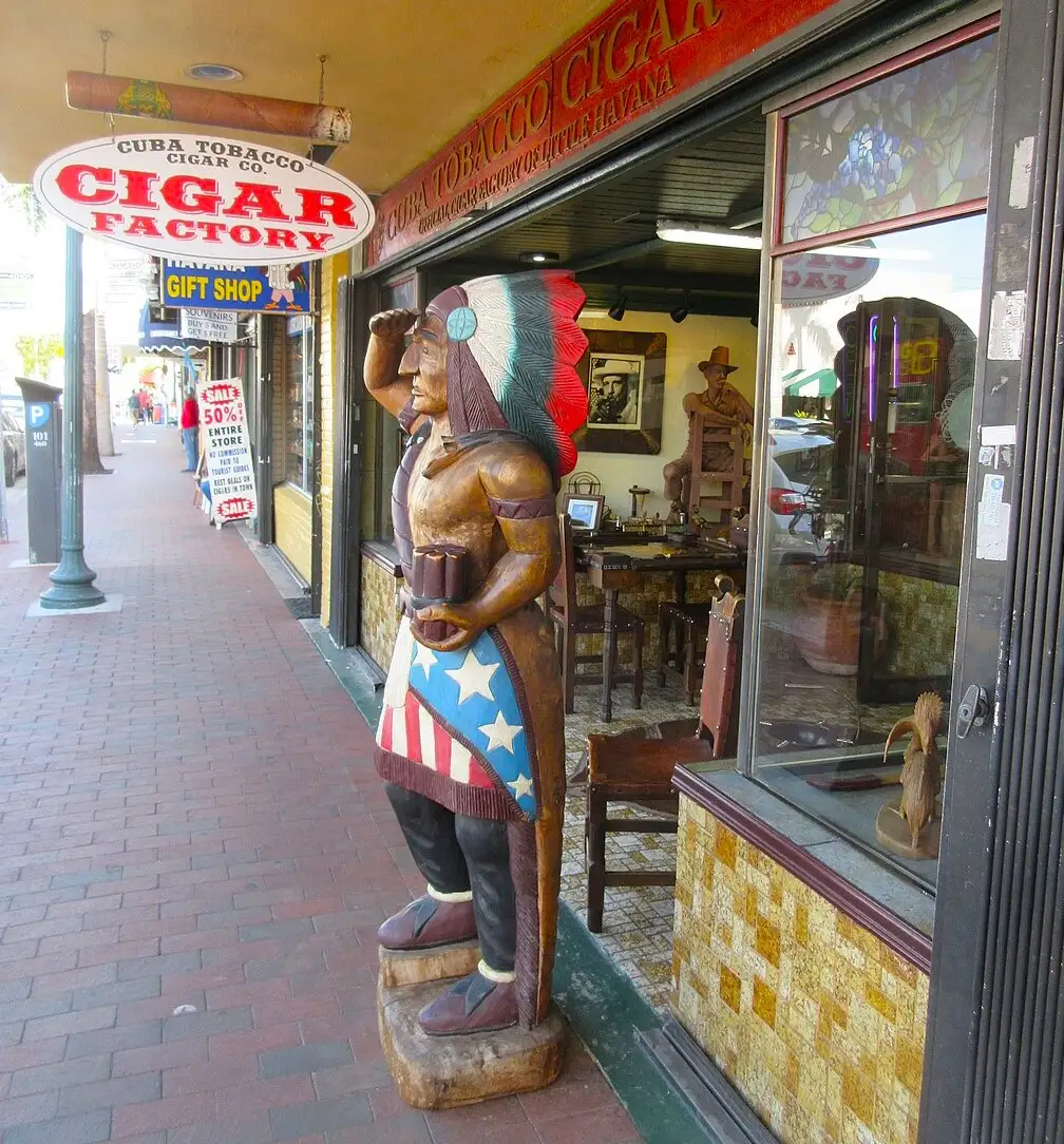 Fábrica de cigarros en la Pequeña Habana, Miami