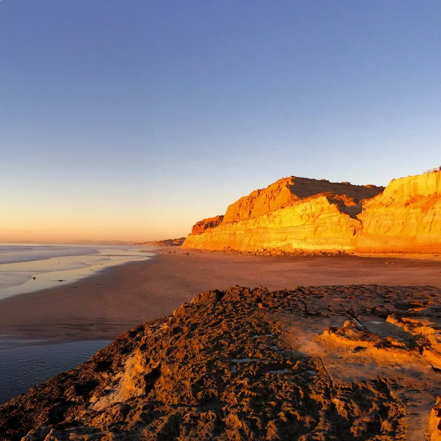 5_parques_sandiego Atardecer en Torrey Pine, uno de los mejores Parques en San Diego con el sol iluminando los acantilados y el agua del mar