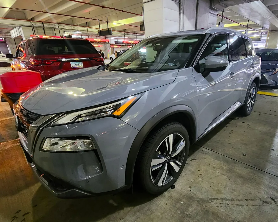 Nissan Rogue gris en el garage de una rentadora de autos en Estados Unidos