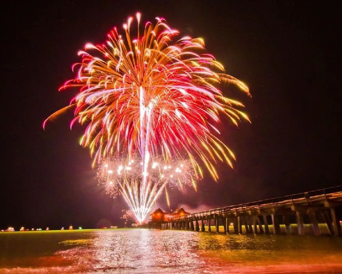6_añonuevoflorida Fuegos artificales sobre el Pier de Naples celebrando en año nuevo en Florida