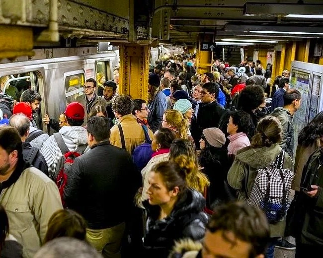 6_anonuevonewyork Estación de metro de Nueva York abarrotada por una multitud de pasajeros