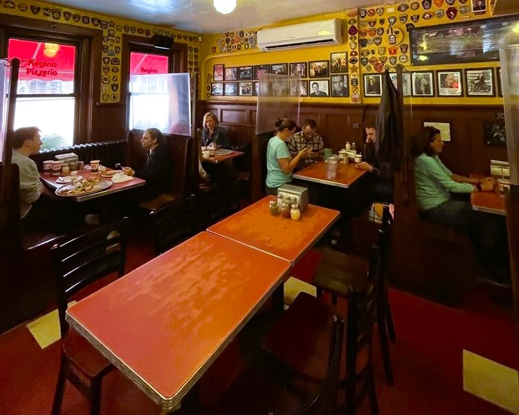 6_comerenbos Interior de Regina Pizzeria en Boston