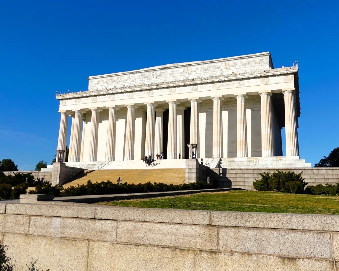 6_newyorktren Edificio exterior del Monumento a Lincoln en Washington DC, uno de los mejores lugares para viajar en tren desde Nueva York
