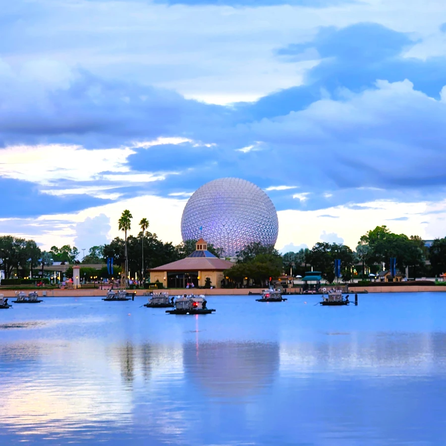 La esfera de EPCOT en Disney World al atardecer reflejada en el lago