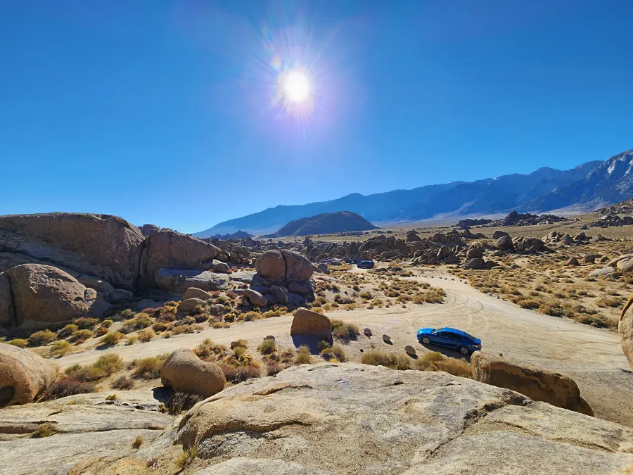 Movie Road en Alabama Hills, California con un auto azul a lo lejos
