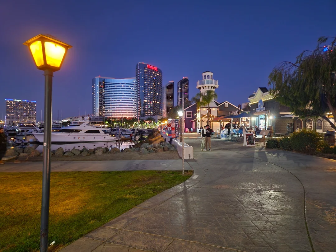 Seapor Village de Noche con el skyline de San Diego detrás