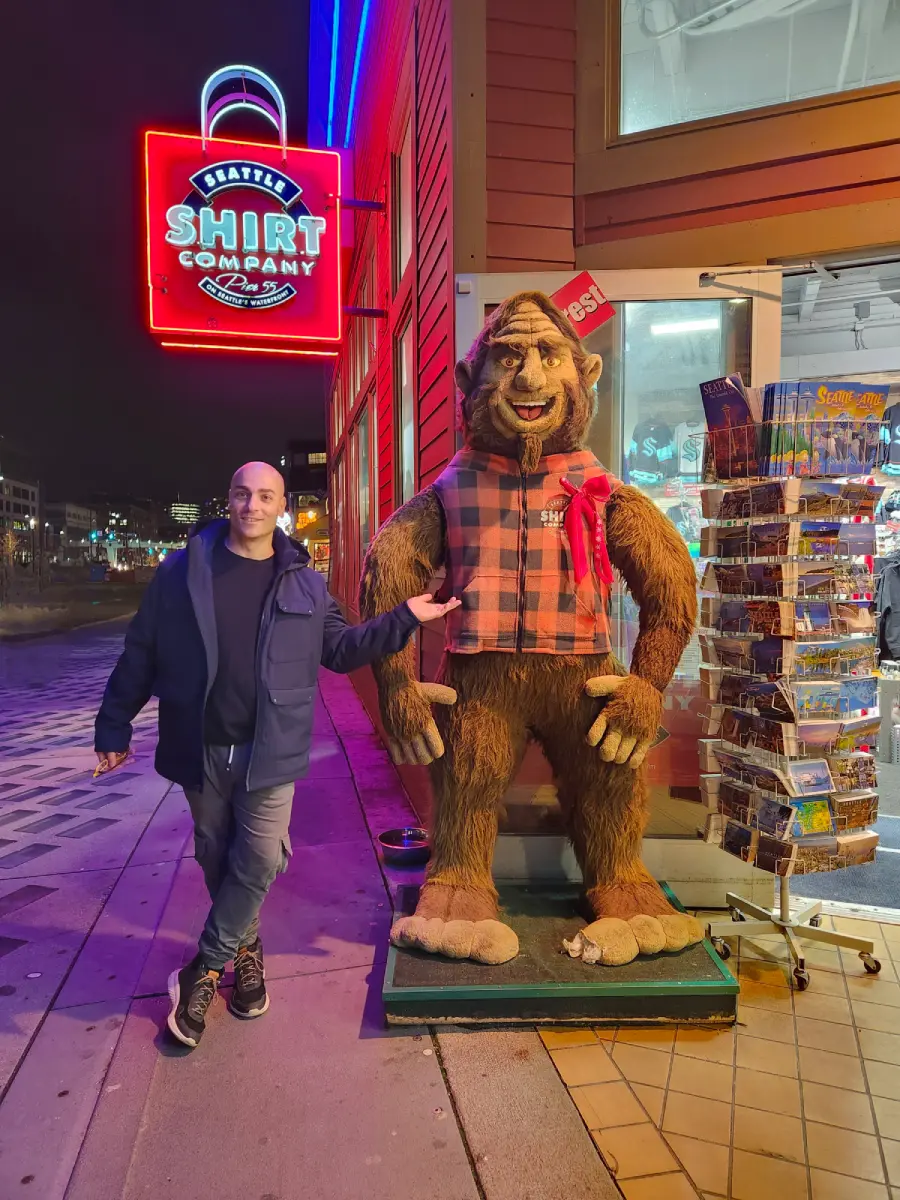 6_seattle_noche Oli, junto a una escultura de Bigfoot en un gift shop del waterfront de Seattle