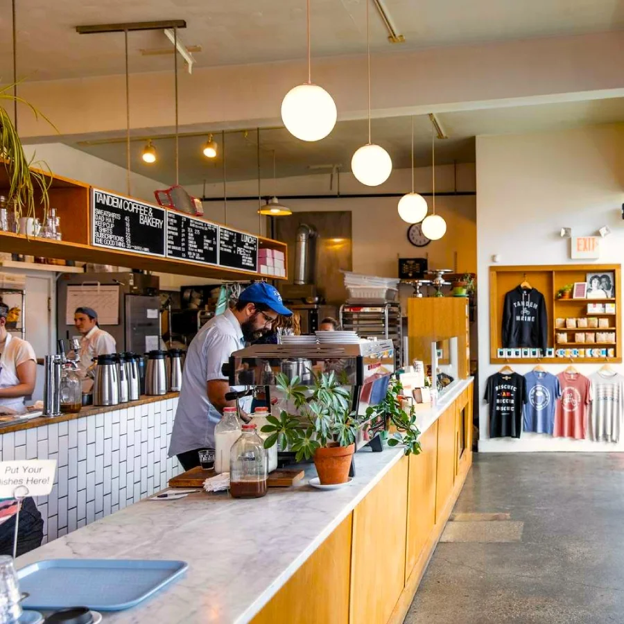 Barista preparando un café en la barra de Tandem Cofee en Portand, Maine. Un gran lugar para encontrar las mejores cafeterías en Estados Unidos