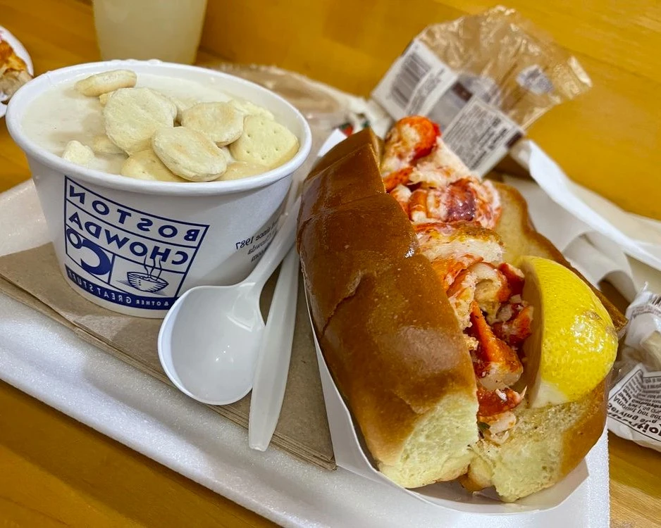 7_comerenbos Lobster Roll y Clam Chowder en el Quincy Market de Boston.