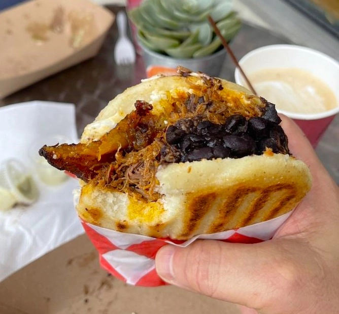 7_comidasmiami Arepas de Doggi´s Miami rellenas con carne y frijoles negros