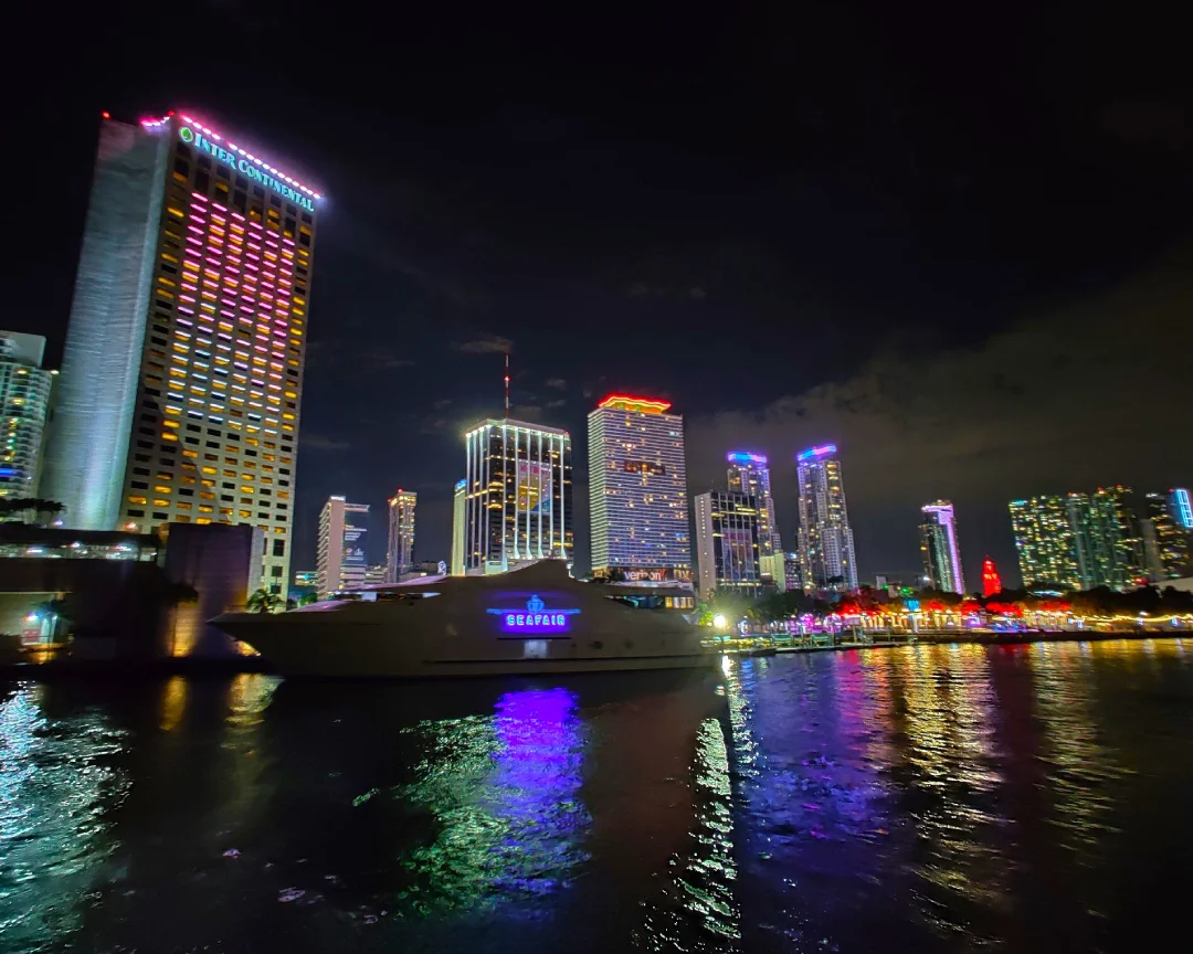 Skyline de Miami de noche.