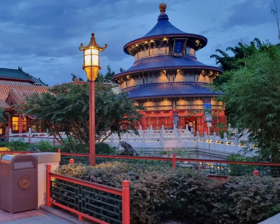 Pabellón de China en EPOC al anocher. Uno de los mejores parques para adultos en Orlando